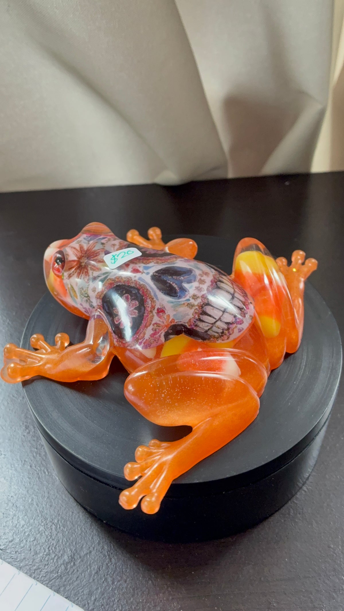 Día de los Muertos Resin Frog – Handmade Sugar Skull Figurine – additional product view