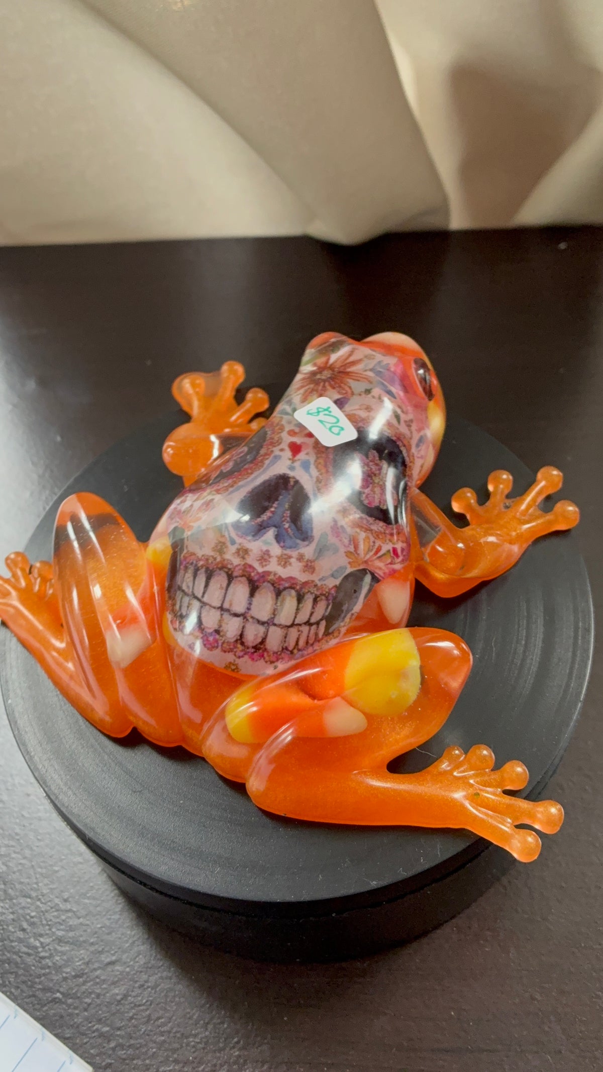 Día de los Muertos Resin Frog – Handmade Sugar Skull Figurine – additional product view