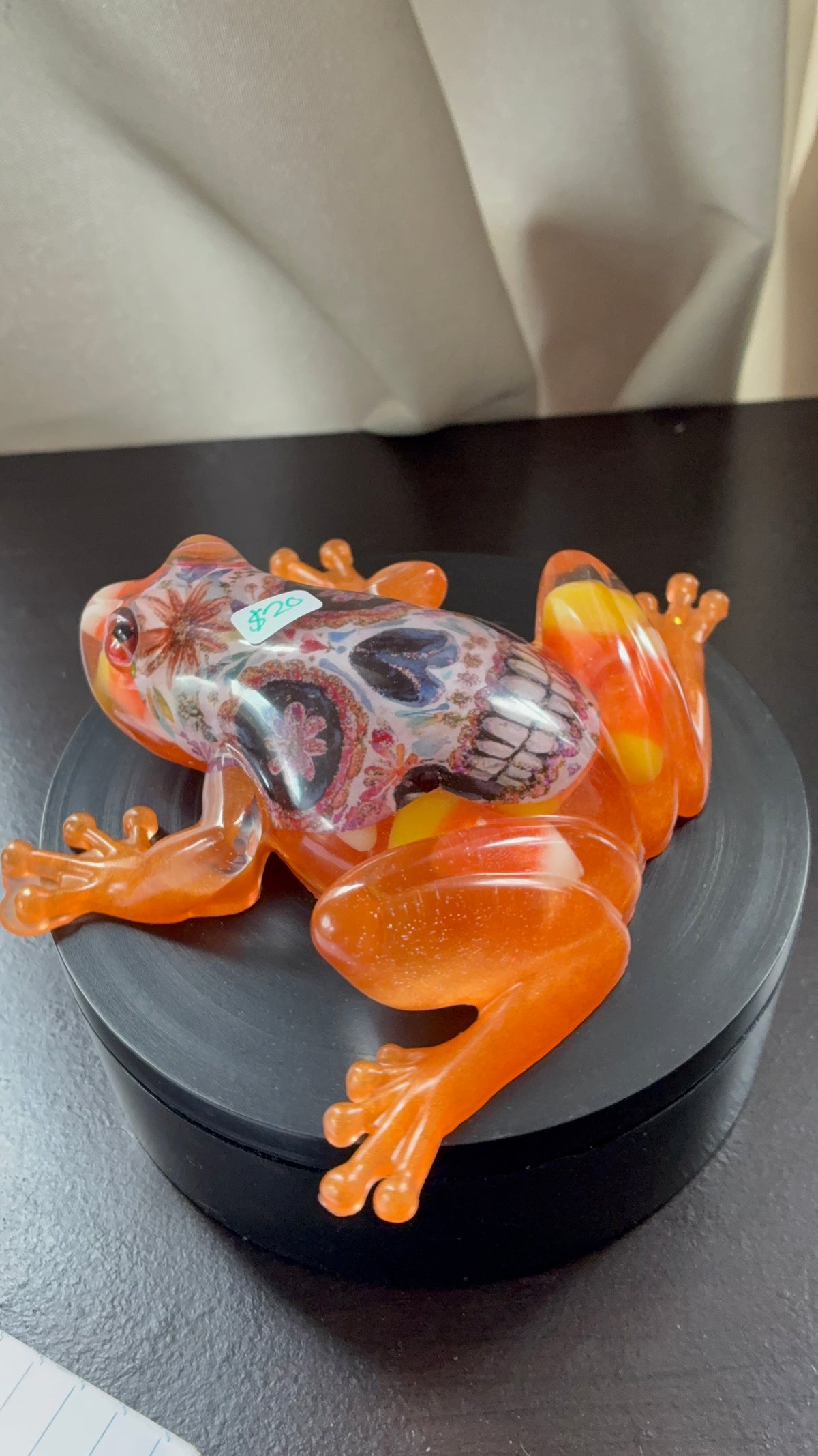 Día de los Muertos Resin Frog – Handmade Sugar Skull Figurine – additional product view